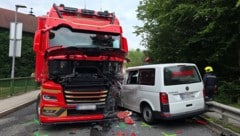 Kleinbus gegen Lkw – die Feuerwehr barg die Unfallfahrzeuge.