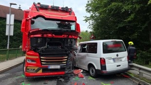 Kleinbus gegen Lkw – die Feuerwehr barg die Unfallfahrzeuge.