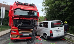 Kleinbus gegen Lkw – die Feuerwehr barg die Unfallfahrzeuge.