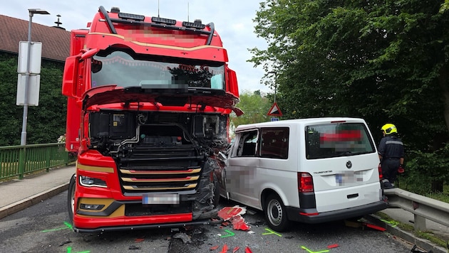 Kleinbus gegen Lkw – die Feuerwehr barg die Unfallfahrzeuge.
