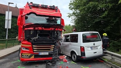 Kleinbus gegen Lkw – die Feuerwehr barg die Unfallfahrzeuge.