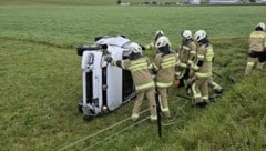 Um kuru nach sechs Uhr kam der Lenker mit seinem Auto von der Straße ab.