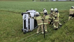 Um kuru nach sechs Uhr kam der Lenker mit seinem Auto von der Straße ab.