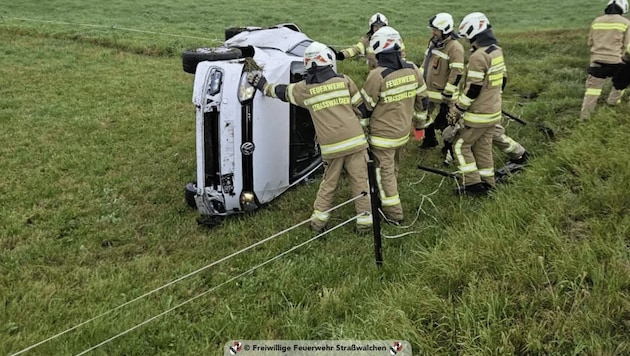 Um kuru nach sechs Uhr kam der Lenker mit seinem Auto von der Straße ab.