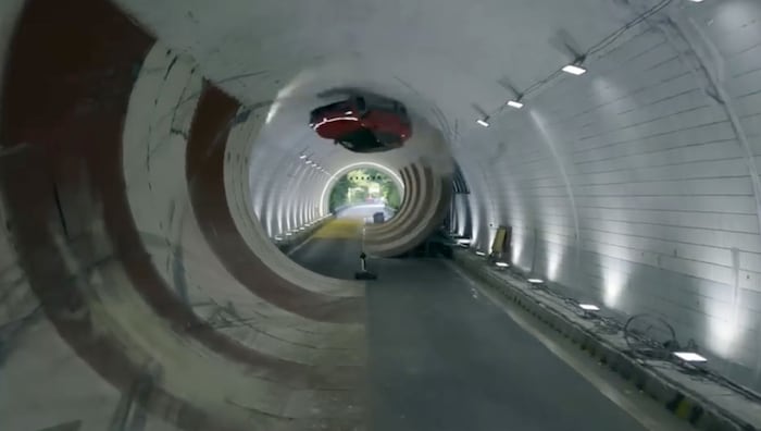 Der Voyah Passion S an der Tunneldecke – die Sekunden nach der Landung werden nicht gezeigt.