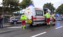 Nach der Erstversorgung durch Rettung und Notarzt wurden die schwerverletzten Männer ins ...