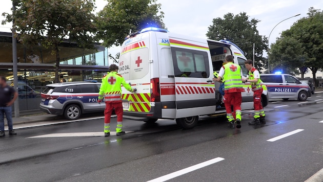 Nach der Erstversorgung durch Rettung und Notarzt wurden die schwerverletzten Männer ins ...