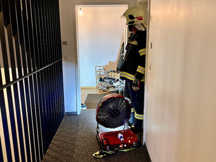 Die Feuerwehr Röthis lüftete die stark verrauchte Wohnung.