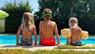 Lisa Prearo Wenn „Pool“ kein Ort ist, sondern ein Dauerzustand: Die drei Wirbelwinde (8, 7 und 3 Jahre) an ...