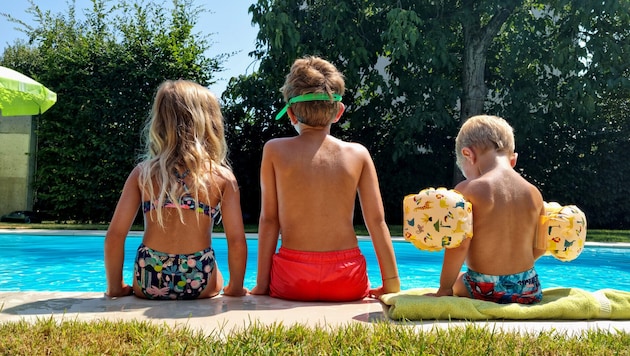 Wenn „Pool“ kein Ort ist, sondern ein Dauerzustand: Die drei Wirbelwinde (8, 7 und 3 Jahre) an ...