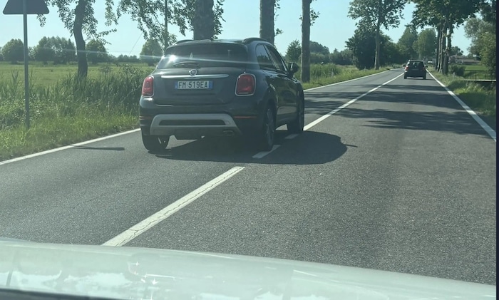 Ein Spiegeltrickbetrüger setzt gerade zum Überholen an – zuvor hat es einen lauten Knall ...