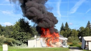 Meterhohe Flammen: Schon bei der war für die Einsatzkräfte die starke Rauchentwicklung ...