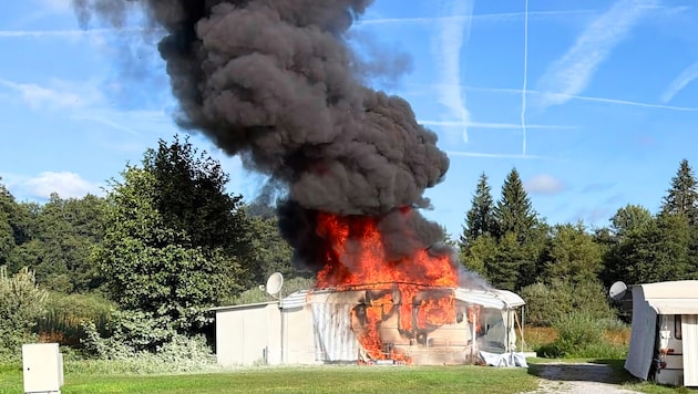 Meterhohe Flammen: Schon bei der war für die Einsatzkräfte die starke Rauchentwicklung sichtbar.