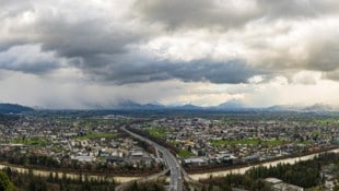 Im Westen wird der Siedlungsraum immer knapper, während im Osten Kreisverkehre und Supermärkte ...