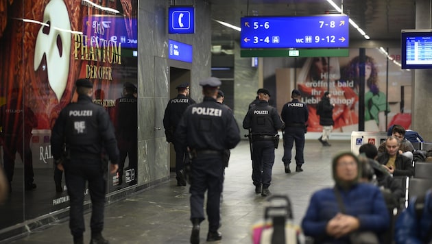 Die Beamten hatten nach dem Verdächtigen im Bereich des Hauptbahnhofs gesucht. (Symbolbild)