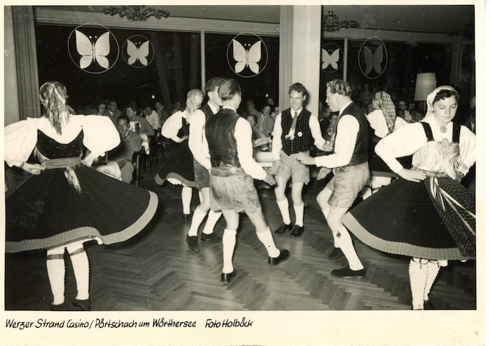 Volkstanzgruppe Edelweiß bei einem Auftritt im Werzer Casino 1955.