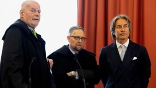 Grasser mit seinen Anwälten Manfred Ainedter (li.) und Norbert Wess (mi.).