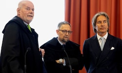 Grasser mit seinen Anwälten Manfred Ainedter (li.) und Norbert Wess (mi.).