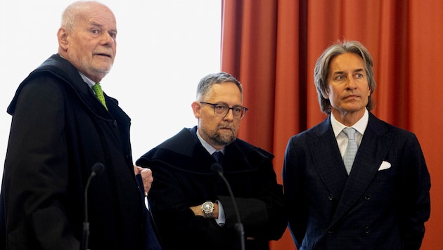 Grasser mit seinen Anwälten Manfred Ainedter (li.) und Norbert Wess (mi.).