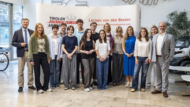 Die Teilnehmenden der Journalismusakademie mit Lehrgangsleiter Ronald Zecha (links) sowie Ulrike ...