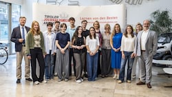 Die Teilnehmenden der Journalismusakademie mit Lehrgangsleiter Ronald Zecha (links) sowie Ulrike ...