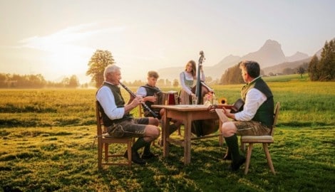 Kleine Runde, große Klänge: Beim Bauernherbst trifft Volksmusik auf Bergpanorama.