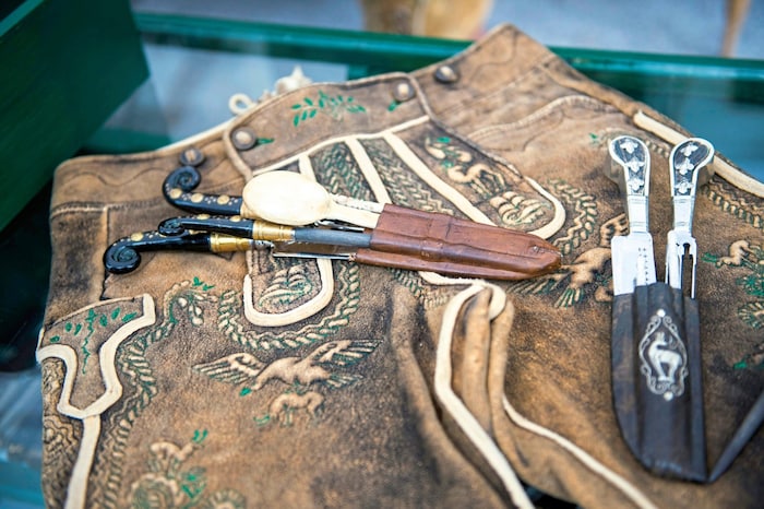 Handwerk & Genuss: Traditionelle Fertigkeiten und regionale Spezialitäten gehören ebenso zum ...