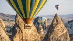 Eine Ballonfahrt über der spektakulären Landschaft gilt als Reise-Höhepunkt.
