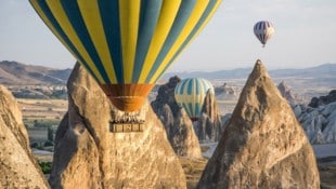 Eine Ballonfahrt über der spektakulären Landschaft gilt als Reise-Höhepunkt.