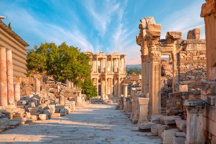 Ephesos war eine der bedeutendsten Städte der Antike. Bis 1906 kamen zahlreiche Fundobjekte nach ...