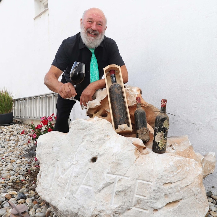 Unterwasserweine mit Ablagerungen von Muscheln, Algen und Meerestieren.