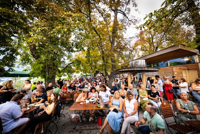 Wenn „De Zwa“ aufspielen, werden freie Plätze im Biergarten am Schloßberg rar.