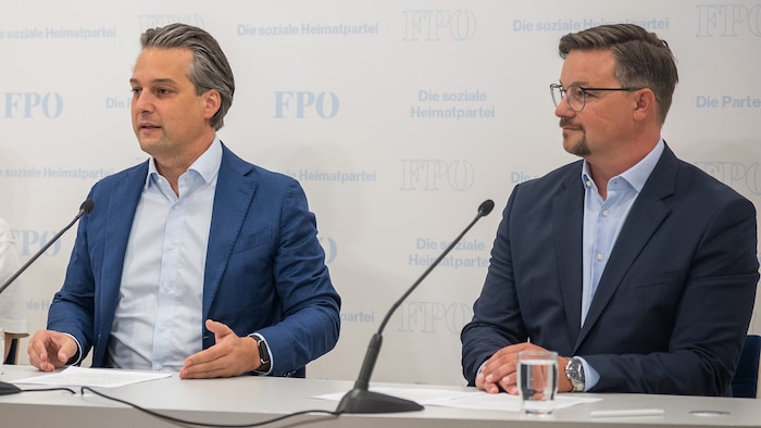 Wiens FPÖ-Chef Dominik Nepp mit seinem Sicherheitssprecher Stefan Berger bei der Pressekonferenz ...