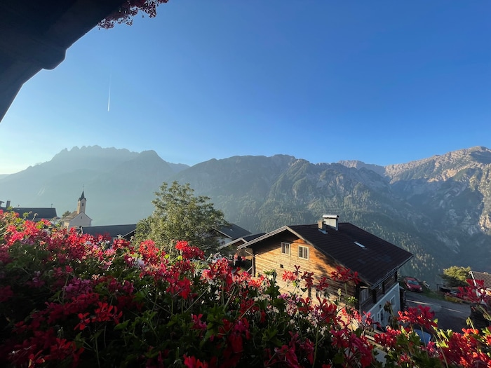 Der Ausblick auf die Dolomiten vom Hof aus.