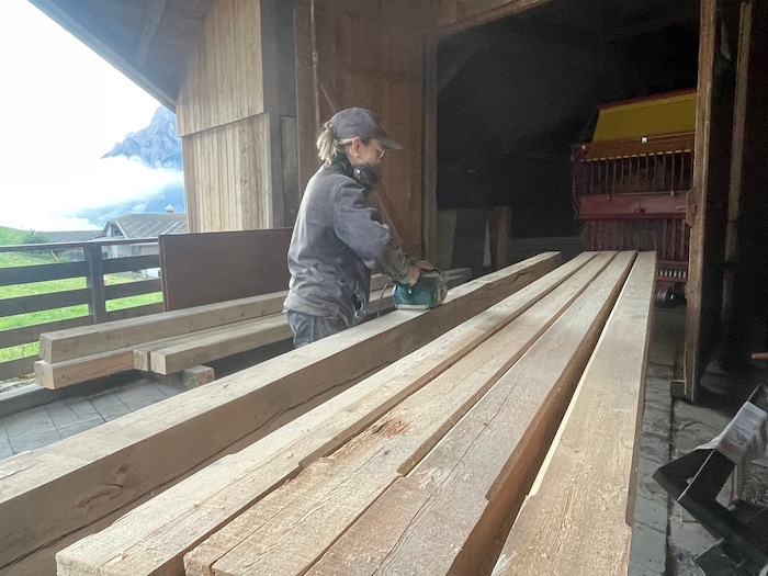 Auch das Holz musste bearbeitet werden.