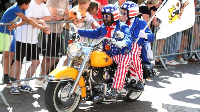 Auch aus Amerika rollen viele Harley Davidsons mit.