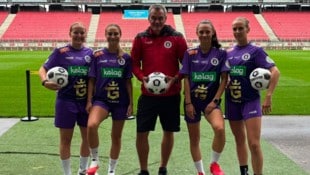 Austria/Kogler Coach Robert Micheu mit den Neuzugängen Sophie Verbnjak, Tina Krassnig, Nina Rogner und Gina ...