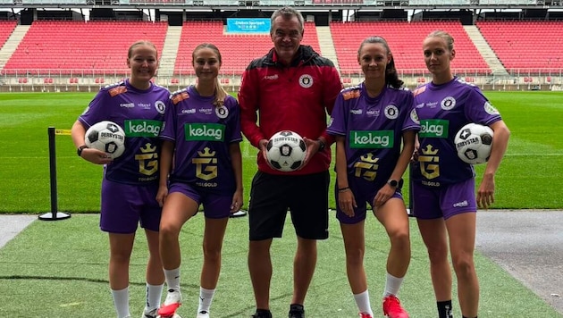 Coach Robert Micheu mit den Neuzugängen Sophie Verbnjak, Tina Krassnig, Nina Rogner und Gina ...