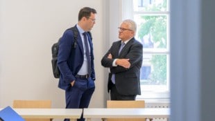 Ex-Bürgermeister Klaus Luger (re.) mit seinem Anwalt René Haumer am ersten Verhandlungstag im ...