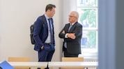 Ex-Bürgermeister Klaus Luger (re.) mit seinem Anwalt René Haumer am ersten Verhandlungstag im ...