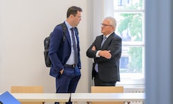 Ex-Bürgermeister Klaus Luger (re.) mit seinem Anwalt René Haumer am ersten Verhandlungstag im ...