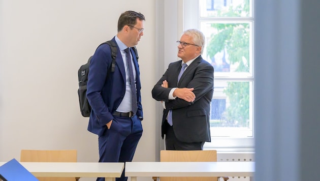 Ex-Bürgermeister Klaus Luger (re.) mit seinem Anwalt René Haumer am ersten Verhandlungstag im ...