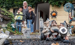 Marianne W. (mit den Urenkeln Noah, 7, und Emilia, 9) betrauert den Verlust ihrer ...