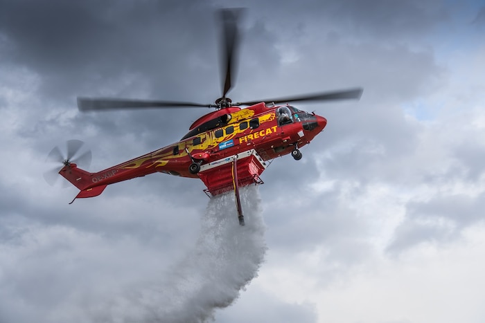 Eine „Firecat“ Superpuma der Heli Austria im Löscheinsatz