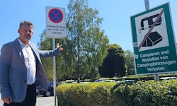 Christian Scheider setzte mit der Polizei ein nächtliches Halkteverbot am Parkplatz um. Weitere ...