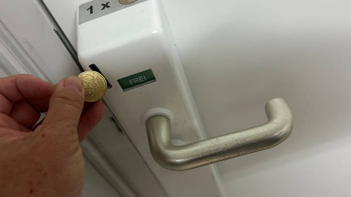Für den Toilettengang bezahlen sei für Frau M. ok, aber die Münzzahlung findet sie dann doch ...