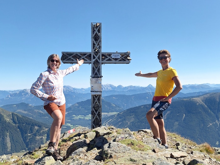 Das Gipfelkreuz stets im Blick, geht es für die Wanderer bergauf, bis die Bergspitze auf 2299 m ...