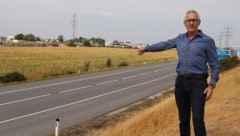 Christoph Lampert, Grüne Maria Lanzendorf, zeigt, wo das Rechenzentrum errichtet werden soll.