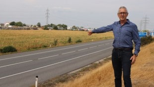 Christoph Lampert, Grüne Maria Lanzendorf, zeigt, wo das Rechenzentrum errichtet werden soll.