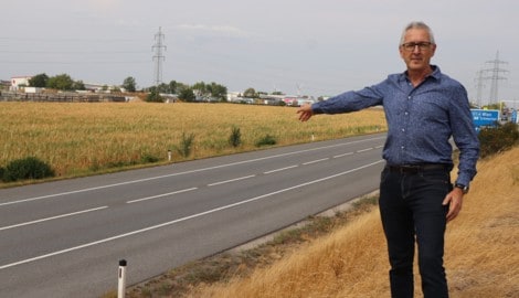 Christoph Lampert, Grüne Maria Lanzendorf, zeigt, wo das Rechenzentrum errichtet werden soll.